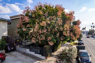 1554 N Hobart Blvd in Los Angeles, CA - Building Photo - Building Photo