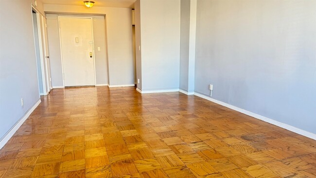 10 Huron Ave, Unit 9B in Jersey City, NJ - Building Photo - Building Photo