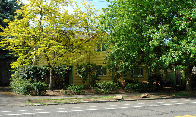 830 W 5th St in Eugene, OR - Building Photo - Building Photo