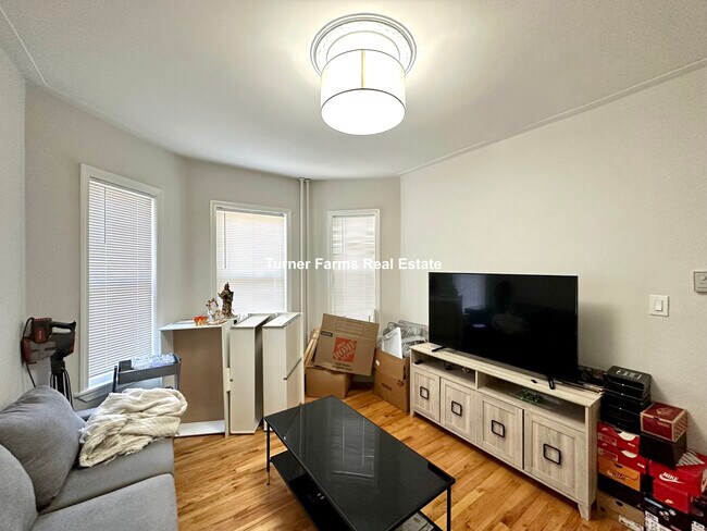 153 E Cottage St, Unit 1 in Boston, MA - Foto de edificio - Building Photo