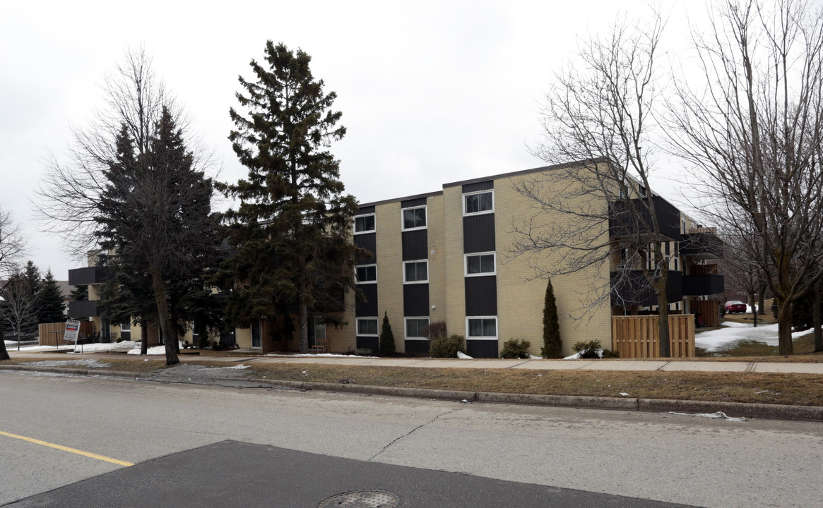 75 Hazelglen Dr in Kitchener, ON - Building Photo