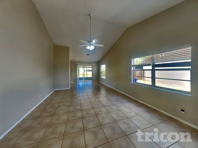 13311 Laraway Dr in Riverview, FL - Foto de edificio - Building Photo