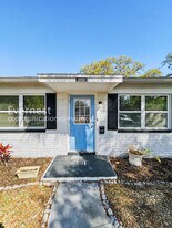 1885 Shore Acres Blvd NE in St. Petersburg, FL - Building Photo