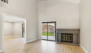 3532 Del Sol Way in Sacramento, CA - Foto de edificio - Building Photo