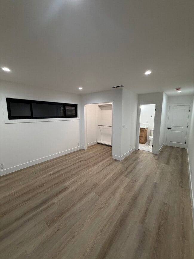 8057 Nardian Way in Los Angeles, CA - Building Photo - Building Photo