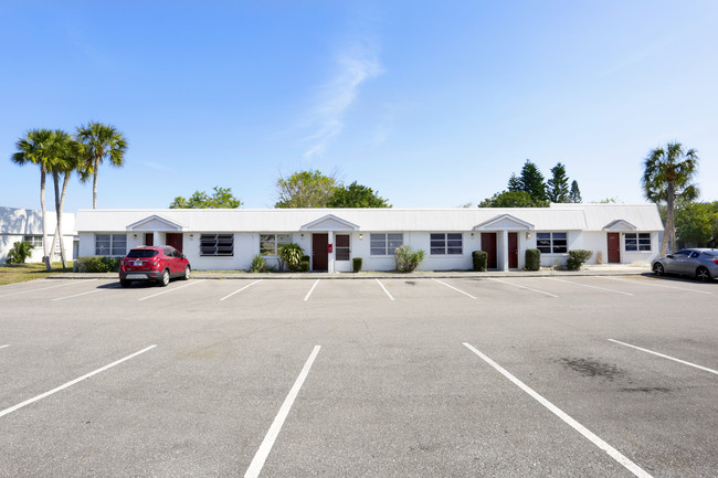 Canterbury Villas Apartments in Largo, FL - Foto de edificio - Building Photo