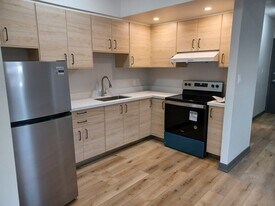 191 Lakeshore Rd E in Mississauga, ON - Building Photo