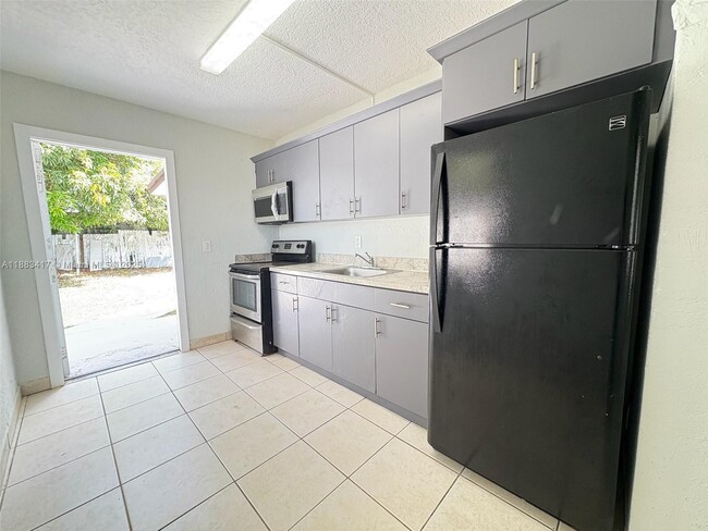 2443 NW 7th St in Pompano Beach, FL - Building Photo - Building Photo