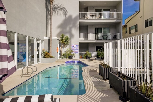 170 North Crescent Street in Beverly Hills, CA - Building Photo - Building Photo