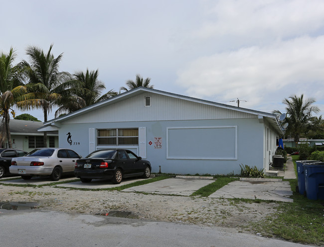 739 NE 13th Ct in Fort Lauderdale, FL - Building Photo - Building Photo