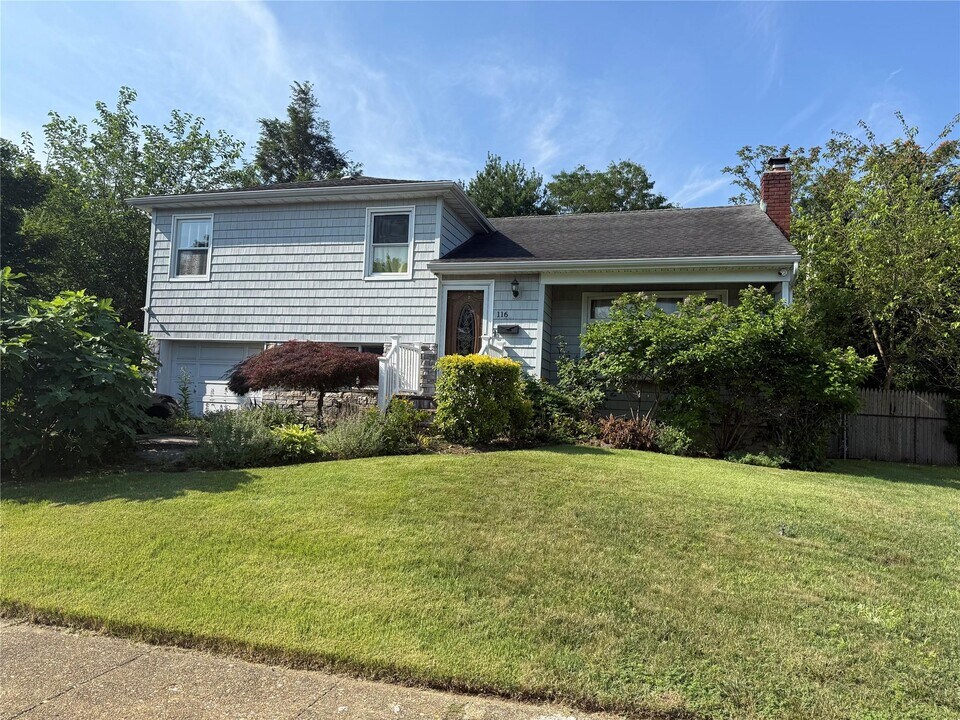 116 Colony Ln in Syosset, NY - Building Photo