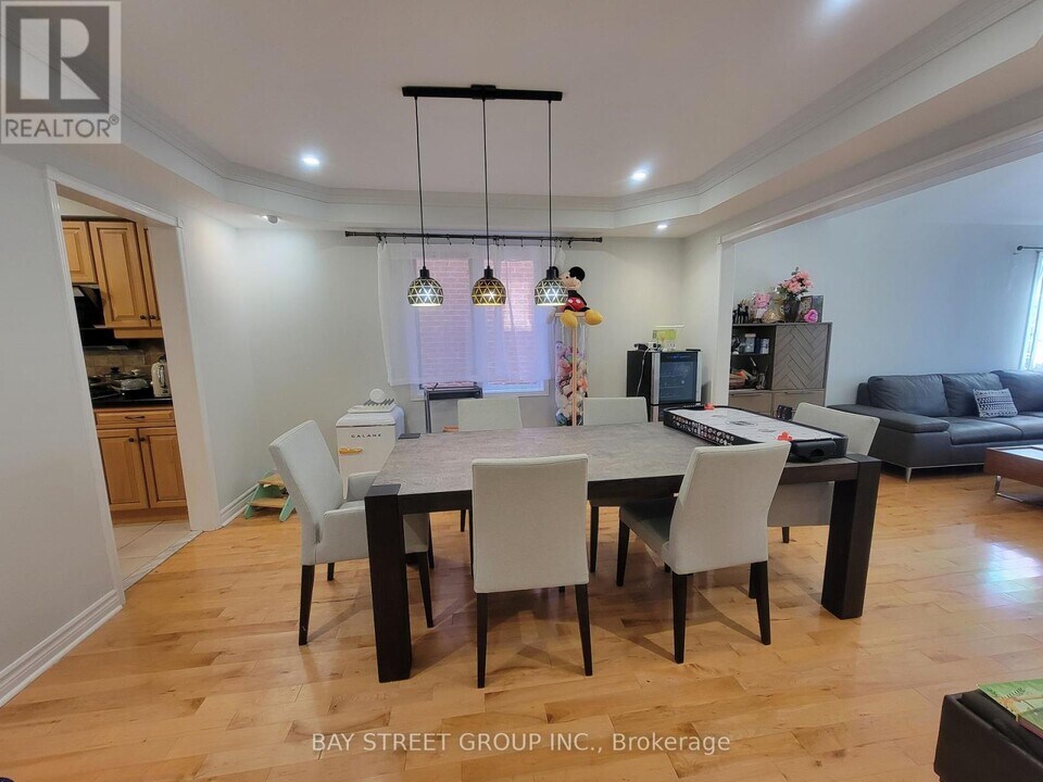 98 Brookeview Dr in Aurora, ON - Building Photo