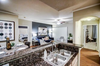 Colonnade at Willow Bend in Plano, TX - Foto de edificio - Building Photo