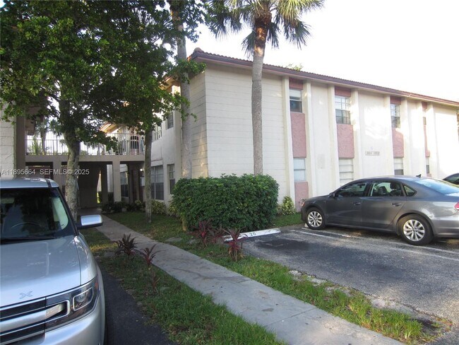 10818 Royal Palm Blvd in Coral Springs, FL - Building Photo - Building Photo