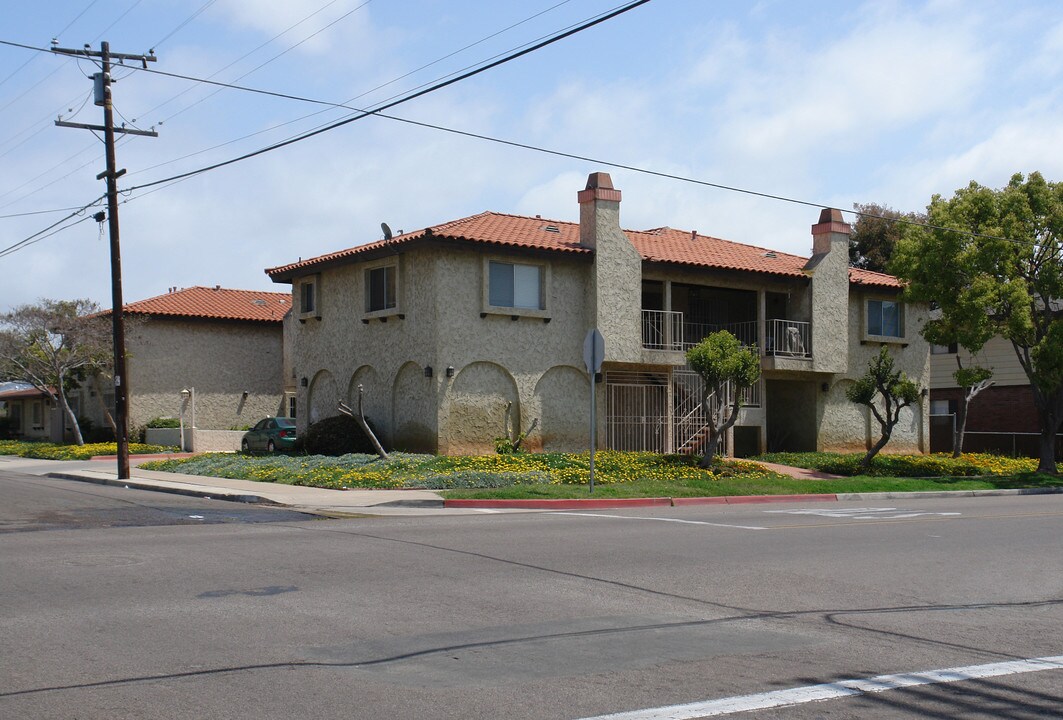 490-496 Flower St in Chula Vista, CA - Foto de edificio