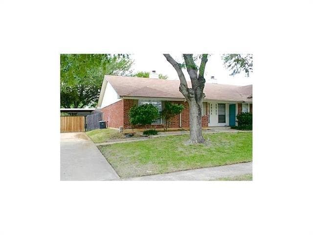 property at 2921 Clover Ln