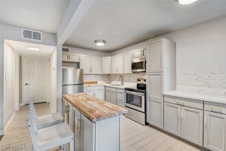 304 Orland St in Las Vegas, NV - Building Photo - Building Photo