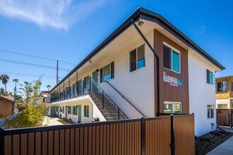 Gorgeous renovated building! Light, bright... in San Diego, CA - Foto de edificio - Building Photo