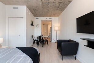 67 Boul. de Maisonneuve E, Unit SI ID1261840P in Montréal, QC - Building Photo