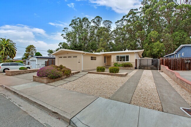 1163 Crespi Dr in Pacifica, CA - Building Photo - Building Photo
