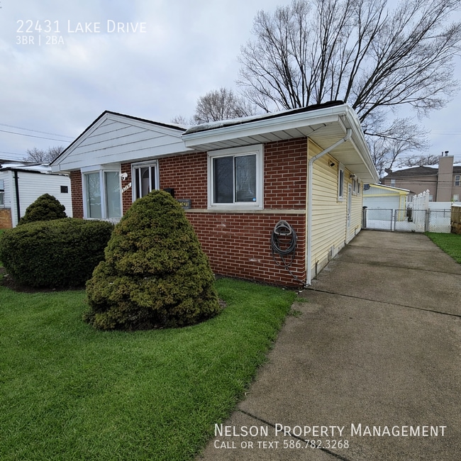 22431 Lake Dr in St. Clair Shores, MI - Foto de edificio - Building Photo