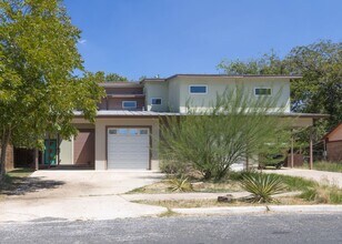 1702 Forest Hill Dr in Austin, TX - Building Photo - Building Photo