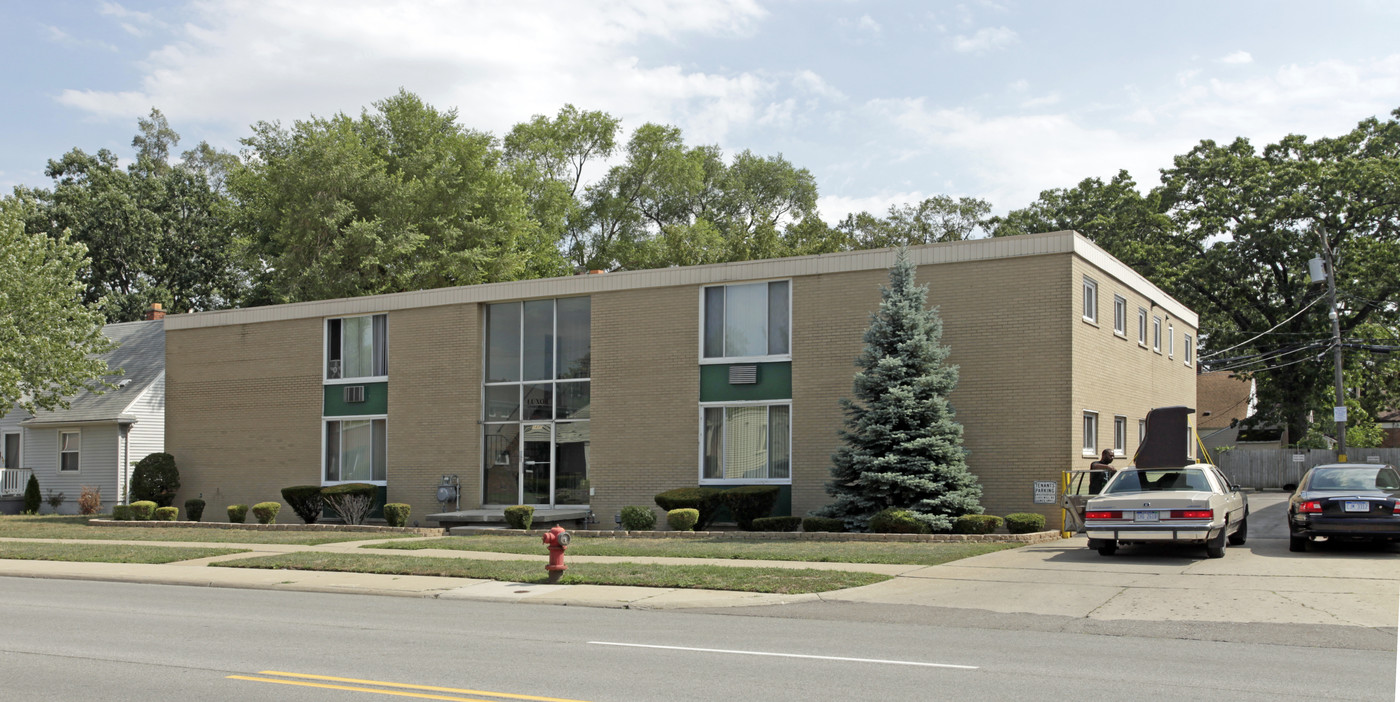 Luxor Apartments in Ferndale, MI - Building Photo