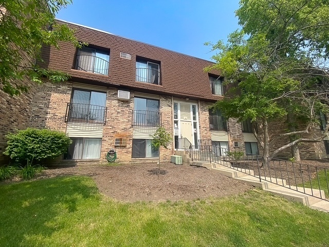 182 S Waters Edge Dr in Glendale Heights, IL - Building Photo