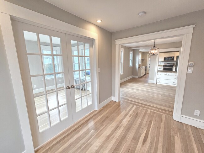 70 Tufts St, Unit 1 in Arlington, MA - Foto de edificio - Building Photo