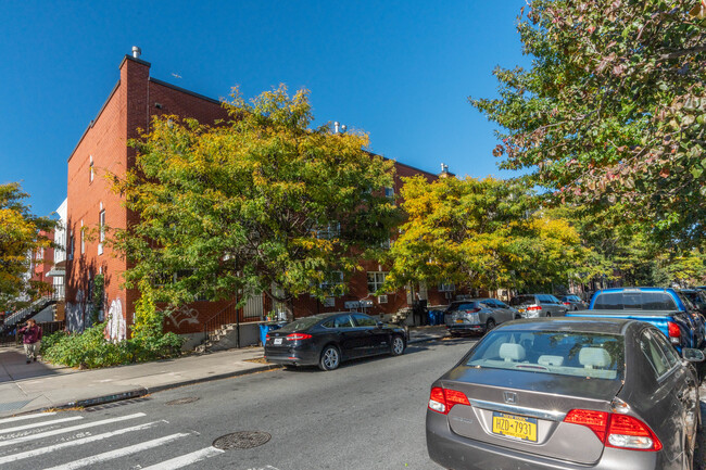 327 Avenue Ave in Brooklyn, NY - Foto de edificio - Building Photo