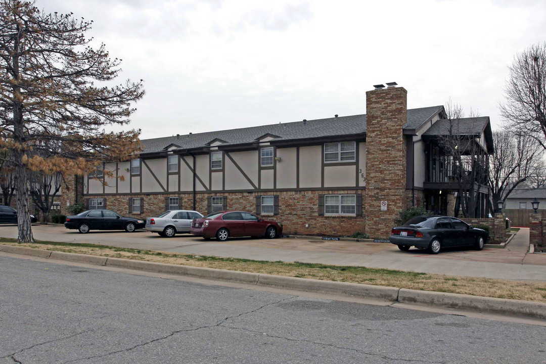 Hampton House in Oklahoma City, OK - Building Photo