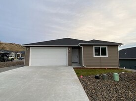 1087 S Newberry Ln in East Wenatchee, WA - Building Photo