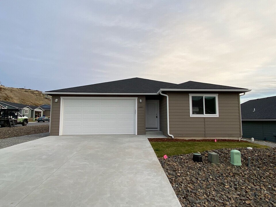 1087 S Newberry Ln in East Wenatchee, WA - Building Photo