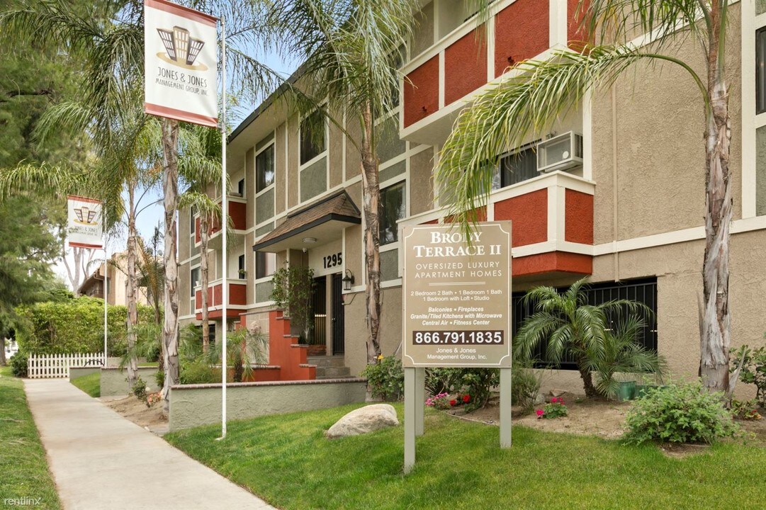 12954 Riverside Dr in Los Angeles, CA - Building Photo