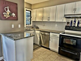 9 Augusta Dr in Annandale, NJ - Building Photo