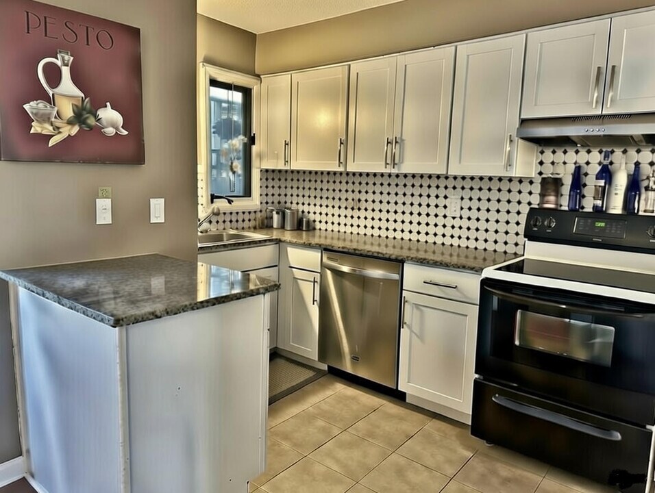 9 Augusta Dr in Annandale, NJ - Building Photo