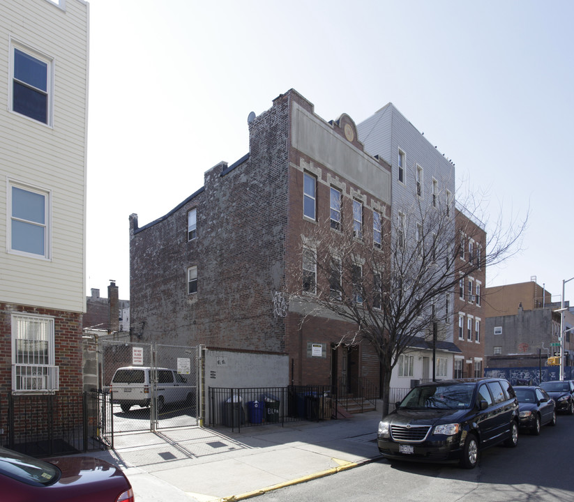 115 Roebling St in Brooklyn, NY - Building Photo