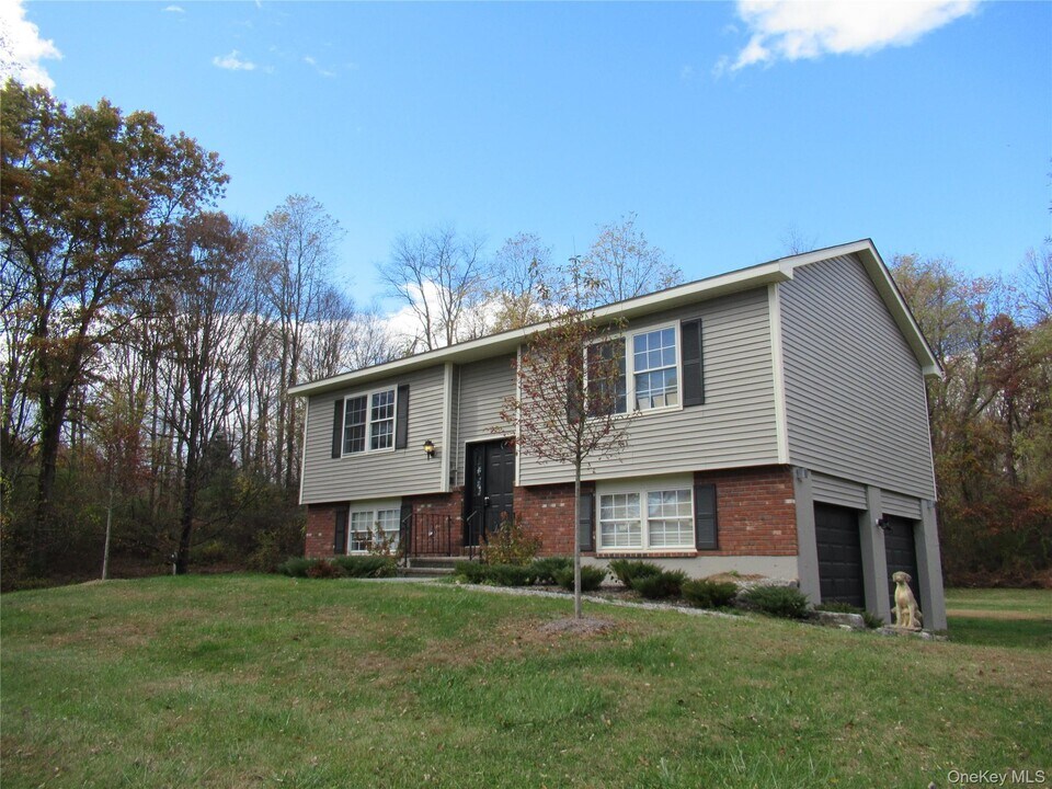 63 River Rd in Pawling, NY - Building Photo