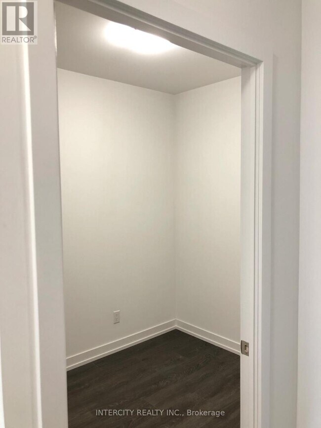 159 Wellesley St E in Toronto, ON - Building Photo - Building Photo