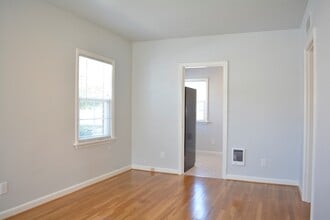 5034 SE 75th Ave in Portland, OR - Building Photo - Building Photo