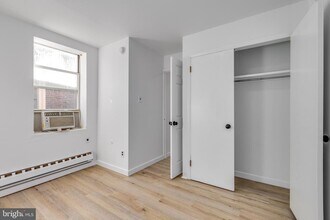 4242 Pine St in Philadelphia, PA - Foto de edificio - Building Photo