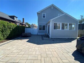 8 Morton Ave in Newport, RI - Building Photo - Building Photo