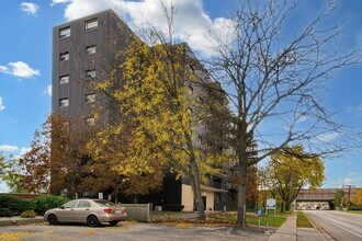 Regal Towers in Sarnia, ON - Foto de edificio - Building Photo