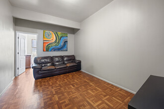 566 Grandview Ave in Ridgewood, NY - Building Photo - Interior Photo