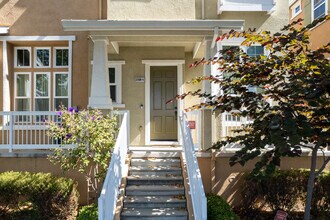 Cross Creek Townhomes in Hayward, CA - Foto de edificio - Building Photo