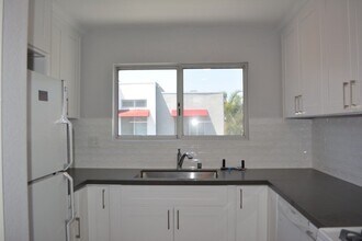 27688 Aquamarine in Mission Viejo, CA - Foto de edificio - Building Photo