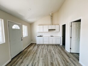 2321 Cambridge St in Sacramento, CA - Building Photo - Interior Photo