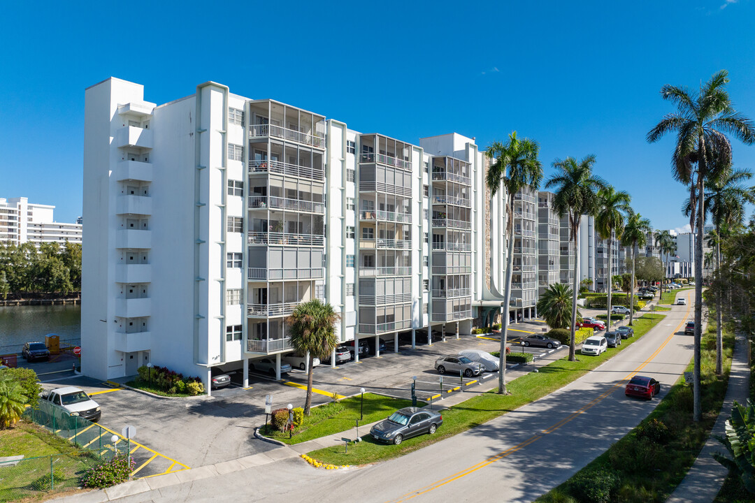 Fairways Riviera in Hallandale Beach, FL - Foto de edificio