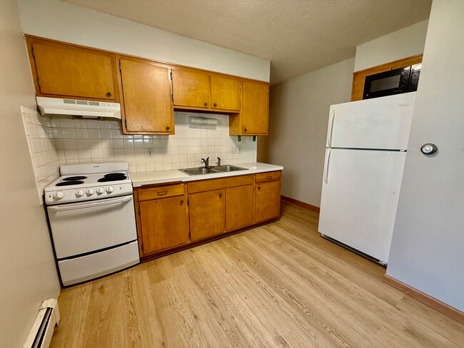 818 5th St NW in Waverly, IA - Foto de edificio - Building Photo