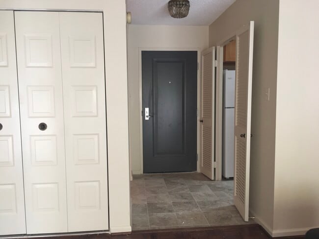 5300 Columbia Pike, Unit 412 in Arlington, VA - Building Photo - Building Photo